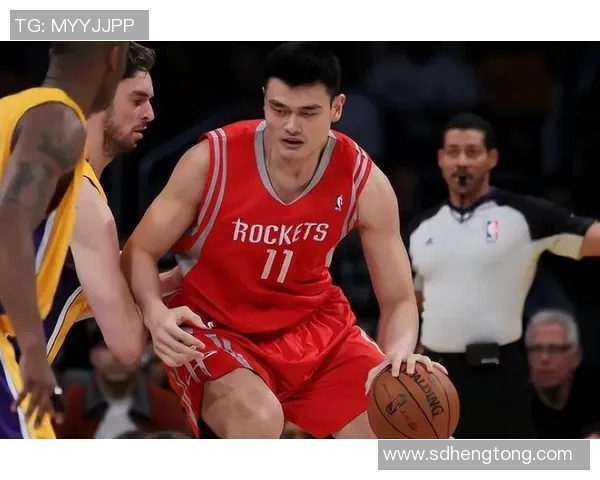 老虎盖帽姚明的传奇瞬间揭示篮球场上的力量与技巧之美